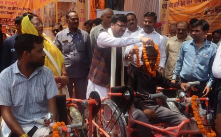 Hardoi : गांधी भवन में केंद्र सरकार के 12 वर्ष पूरे होने पर विकास प्रदर्शनी शुरू, राज्य मंत्री ने बांटे ट्रैक्टर और ट्राई साइकिल