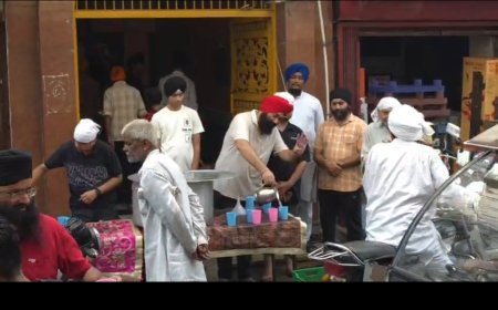 Deoband : देवबंद के गुरुद्वारे में मनाया गया गुरु अरजन देव जी का शहीदी पर्व, राहगीरों को पिलाया मीठा शर्बत
