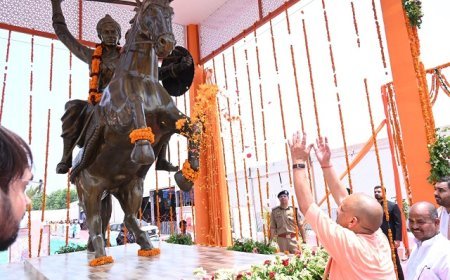 मुख्यमंत्री ने किया वीरांगना झलकारी बाई की अश्वारोही प्रतिमा का अनावरण, सीएम के हाथों चेक, चाबी, स्वीकृति पत्र पाकर प्रफुल्लित हुए लाभार्थी  