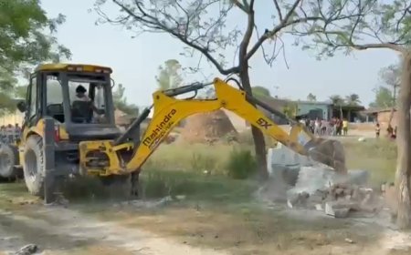 Sambhal : सम्भल में बुलडोजर का एक्शन- ग्राम समाज की 7 बीघा जमीन कब्जामुक्त, अवैध मजारें ध्वस्त