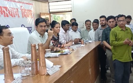 Sambhal : संपूर्ण समाधान दिवस में गुटखा चबाते मिले जिला चकबंदी अधिकारी, डीएम ने मौके पर लगाया 200 रुपये का जुर्माना
