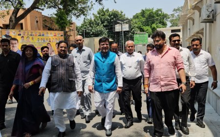 Hardoi : सेवा, सुशासन और गरीब कल्याण के 12 वर्ष पूरे होने पर जिला पंचायत परिसर में सामूहिक स्वच्छता अभियान का आयोजन