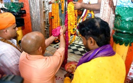 Ayodhya : रामनगरी पहुंचे मुख्यमंत्री ने संकटमोचन और रामलला के चरणों में टेका माथा, संतों का जाना हालचाल