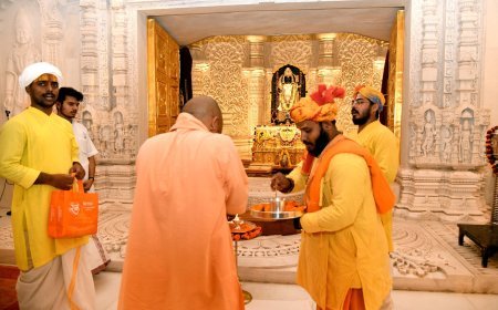 Ayodhya : रामनगरी पहुंचे मुख्यमंत्री ने संकटमोचन और रामलला के चरणों में टेका माथा, संतों का जाना हालचाल