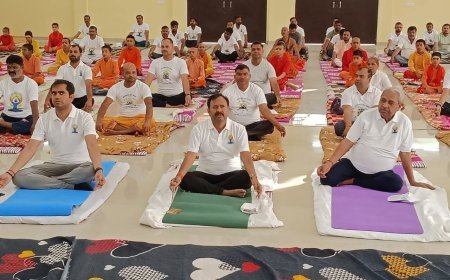 Sitapur : नैमिषारण्य में 'स्वस्थ आयु के लिए योग' थीम पर मनाया गया अंतर्राष्ट्रीय योग दिवस