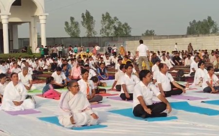 Sambhal : मदरसे योग से बाहर नही- सम्भल में गरजे कमिश्नर, योग विरोधियों को बताया गुमराह
