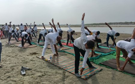 Hardoi : तेरापुरसौली गंगा घाट पर अंतर्राष्ट्रीय योग दिवस का आयोजन, ग्रामीणों ने लिया निरोग रहने का संकल्प