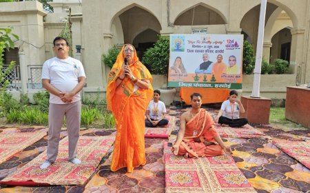 Hardoi : जिला पंचायत परिसर में अंतर्राष्ट्रीय योग दिवस पर शिविर आयोजित, सामूहिक योगाभ्यास से दिया निरोग रहने का संदेश