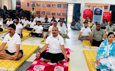 Hardoi : भाजपा कार्यालय में अंतर्राष्ट्रीय योग दिवस पर हुआ सामूहिक योगाभ्यास, जिलाध्यक्ष अजीत सिंह बब्बन ने योग को बताया संतुलित जीवन का आधार