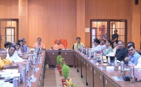 Jhansi : मुख्यमंत्री योगी आदित्यनाथ ने की समीक्षा बैठक, माफियाओं पर सख्त कार्रवाई और जनसंवाद मॉडल पूरे प्रदेश में लागू करने के निर्देश
