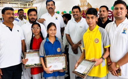Sitapur : अंतर्राष्ट्रीय योग दिवस पर विद्यार्थियों ने मारी बाजी, जिला पुलिस लाइन में मंत्रियों और अधिकारियों ने किया सम्मानित