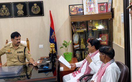 Sitapur : सपा कार्यालय पर कार्रवाई के बाद गरमाई सियासत, विवादित पोस्टर हटाने के बाद एसपी दफ्तर पहुंचे सांसद आनंद भदौरिया