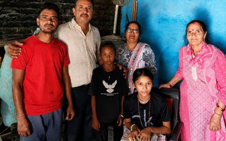 Bajpur : भीकमपुरी गांव में संकटग्रस्त बालिका की मदद के लिए आगे आया मित्र चैरिटेबल ट्रस्ट, पढ़ाई का पूरा खर्च उठाने का लिया जिम्मा