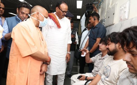Lucknow Aliganj Fire: लखनऊ अग्निकांड स्थल पहुंचे सीएम योगी आदित्यनाथ, मृतकों के परिजनों को 5-5 लाख रुपये मुआवजे का एलान