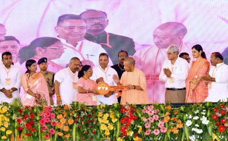 Yogi Adityanath Firozabad Rally: फिरोजाबाद में गरजे मुख्यमंत्री योगी आदित्यनाथ, जनकल्याणकारी योजनाओं के करोड़ों के चेक सौंपकर खिलाए चेहरे