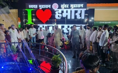 Sitapur : सीतापुर के मुद्रासन में बना आकर्षक सेल्फी पॉइंट, लोगों की उमड़ी भीड़