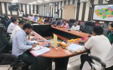 Sitapur : सीतापुर में जिलाधिकारी की अध्यक्षता में हुई बैठक, दिव्यांगों को आत्मनिर्भर बनाने पर जोर