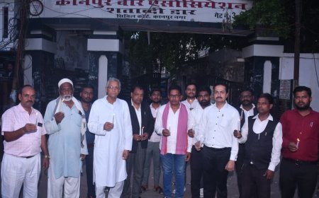 Kanpur : लखनऊ कोचिंग अग्निकांड में जान गंवाने वाले बच्चों को कानपुर में दी गई कैंडल जलाकर श्रद्धांजलि