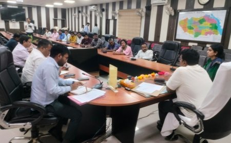 Sitapur : निर्माण कार्यों में लापरवाही पर भड़के जिलाधिकारी, हरगांव स्वास्थ्य केंद्र के निरीक्षण में गुणवत्ता