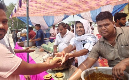 Sitapur : रामगोपाल अवस्थी की पुण्यतिथि पर शैलेश्वर हनुमान मंदिर में भंडारा, भारी संख्या में लोगों ने ग्रहण किया प्रसाद