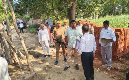 Sitapur : बड़ी मालियत की जमीनों की जांच करने खुद मौके पर पहुंचे जिलाधिकारी, मूल्यांकन में पारदर्शिता रखने के दिए निर्देश