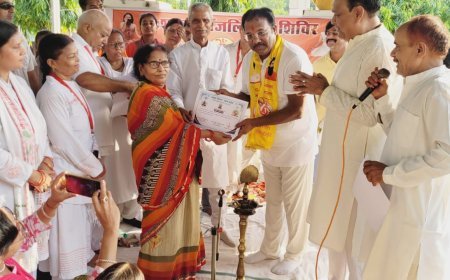 Hardoi : हरदोई के शहीद उद्यान में योग शिविर का आयोजन, नगर मजिस्ट्रेट ने वितरित किए प्रशस्ति पत्र