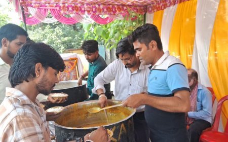 Sitapur : जिला सूचना कार्यालय में भंडारे का आयोजन, प्रसाद लेने उमड़ी श्रद्धालुओं की भारी भीड़