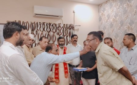 Pilibhit : कासगंज लखनऊ ट्रेन सेवा शुरू होने की खुशी में लोगों ने बांटी मिठाई, केंद्रीय मंत्री जितिन प्रसाद का जताया आभार