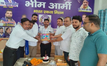 Sitapur : भीम आर्मी कार्यालय पर तहसील संयोजक अनुपम गौतम का जन्मदिन मनाया गया, कार्यकर्ताओं ने मिशन को घर-घर पहुंचाने का लिया संकल्प