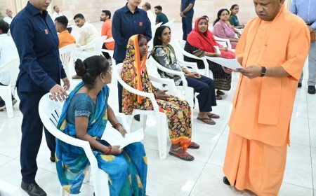 Lucknow : हर जरूरतमंद के इलाज की व्यवस्था करा रही सरकार, जनता दर्शन में मुख्यमंत्री योगी ने सुनीं लोगों की समस्याएं