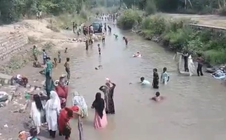 Saharanpur : फैजाबाद गांव में बिजली गुल होने से पीने के पानी की भारी किल्लत, नहर का पानी पीने को विवश हुए लोग