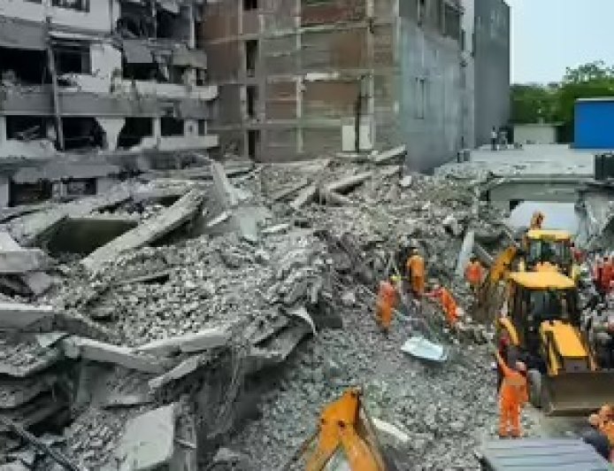 दिल्ली के ऐतिहासिक महरौली इलाके में भरभराकर गिरी चार मंजिला रिहायशी इमारत, मलबे में दबने से 6 लोगों की दर्दनाक मौत।
