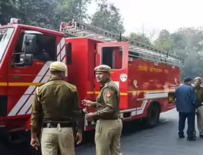 दिल्ली के व्यस्त ITO इलाके में स्थित स्कूल ऑफ प्लानिंग एंड आर्किटेक्चर की इमारत में भड़की भीषण आग, पूरे परिसर में मचा हड़कंप।