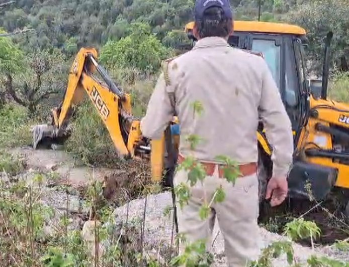Mussoorie: मसूरी वन विभाग का बुलडोजर एक्शन, नोटिफाइड क्षेत्र में ध्वस्त हुई प्लॉटिंग, पालिका के प्लिंथ प्रमाणपत्रों पर भी सवाल।