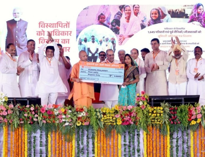Bijnor : मुख्यमंत्री ने लाभार्थियों को बांटे मकान की चाबी, चेक और अधिकार पत्र; महिला कैफे का भी किया शुभारंभ