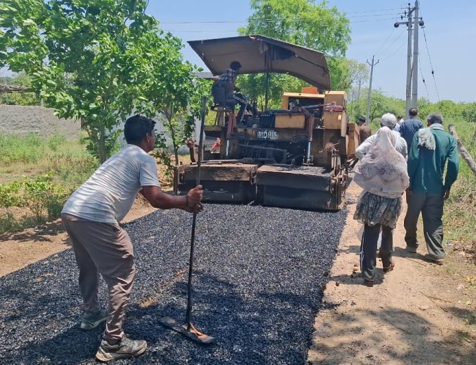 Hathras : सड़क निर्माण में धांधली के आरोप, अधूरी सड़क के कारण रोज हो रहे हादसे