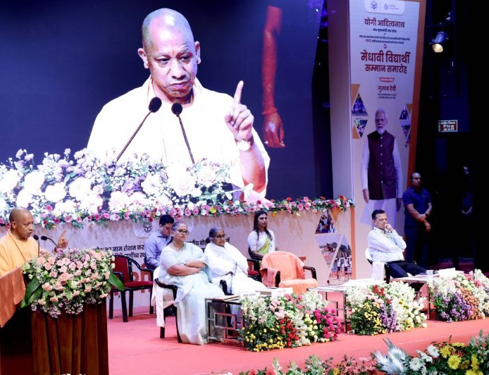 Lucknow : मेहनत और पक्के इरादे से ही मिलती है कामयाबी, शिक्षा मंत्री ने होनहार छात्र-छात्राओं और अभिभावकों को सराहा