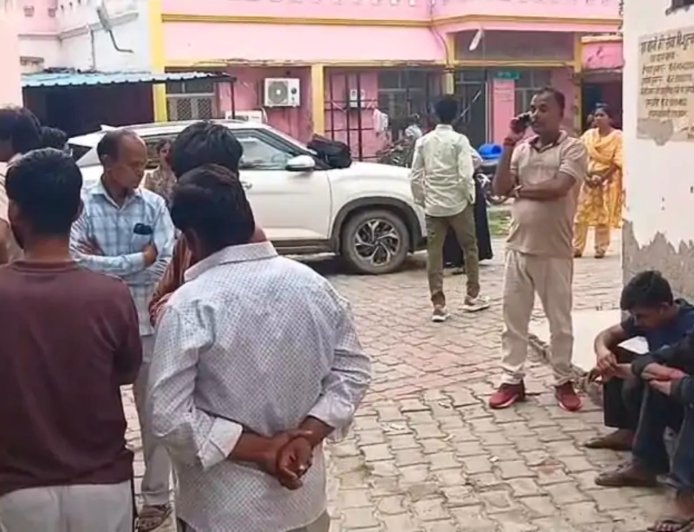 Sitapur : मोबाइल फोन के इस्तेमाल पर मां की डांट से नाराज किशोरी ने किया आत्मघाती कदम, अस्पताल में डॉक्टरों ने मृत घोषित किया