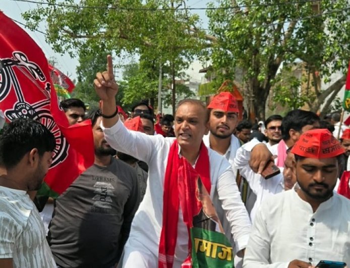 Hathras: महंगाई व किसानों की समस्याओं को लेकर सपा की साइकिल रैली, पुलिस से नोकझोंक। 