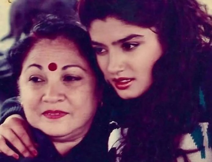 मशहूर अभिनेत्री रवीना टंडन की मां की देखभाल करने वाली केयरटेकर ने तिजोरी से उड़ाए लाखों के गहने, गिरफ्तार, जांच जारी।