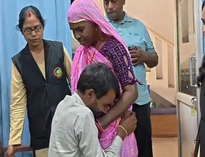 जब 15 साल बाद मिली लापता मां... घुटनों के बल बैठकर रो पड़ा इकलौता बेटा, मां के सीने से लिपटकर फूट-फूटकर रोई बेटी।