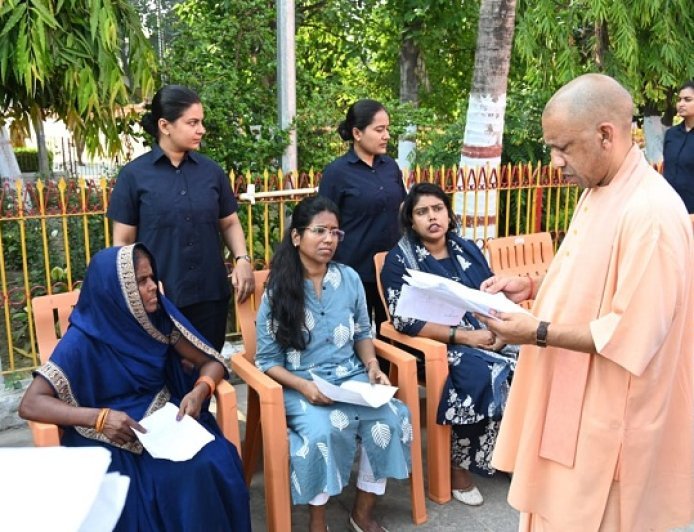Gorakhpur: जनता दर्शन में मुख्यमंत्री का सख्त संदेश: शिकायतों का समयबद्ध और प्रभावी निस्तारण सुनिश्चित करें। 