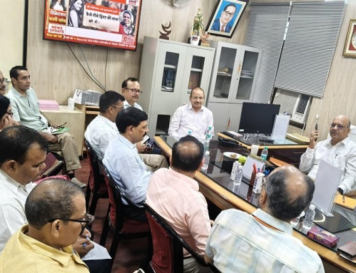 Lucknow: माध्यमिक शिक्षा निदेशक प्रताप सिंह बघेल ने पदभार ग्रहण कर परिचयात्मक बैठक की, समन्वय एवं नवाचार के माध्यम से बेहतर परिणाम का लक्ष्य। 