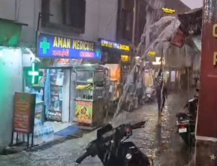 Mussoorie: बारिश-ओलावृष्टि से ठंडी हुई मसूरी, पर्यटकों ने लिया मौसम का मजा; किसानों की बढ़ी चिंता।