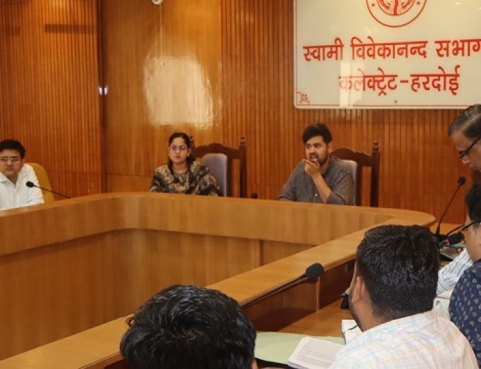Hardoi: जल जीवन मिशन की धीमी प्रगति पर डीएम सख्त, जेई और जल निगम अधिकारियों को लगाई कड़ी फटकार।