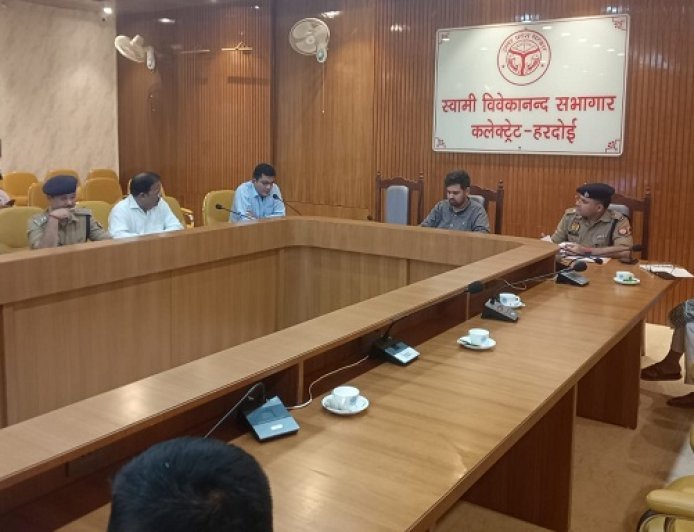 Hardoi: हाईवे पर अवैध पार्किंग बनी हादसों की वजह, डीएम अनुनय झा ने अधिकारियों को लगाई फटकार।