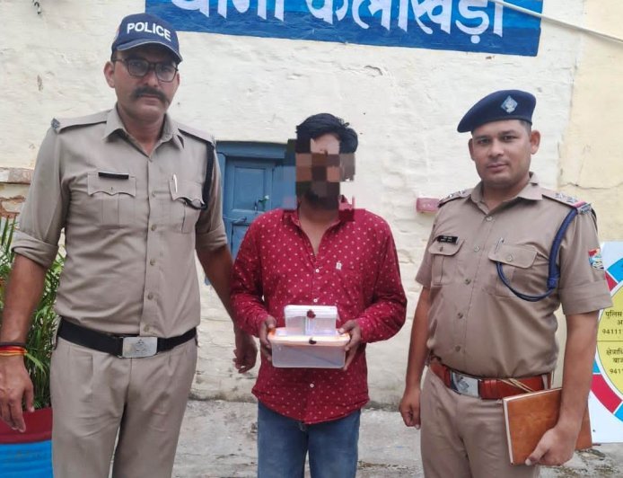 Bajpur : चोरी के टैबलेट और नकदी के साथ आरोपी गिरफ्तार
