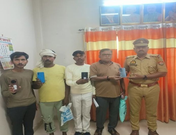 Sitapur : सीतापुर पुलिस ने बरामद किए चार गुमशुदा मोबाइल फोन, असली मालिकों को सौंपे