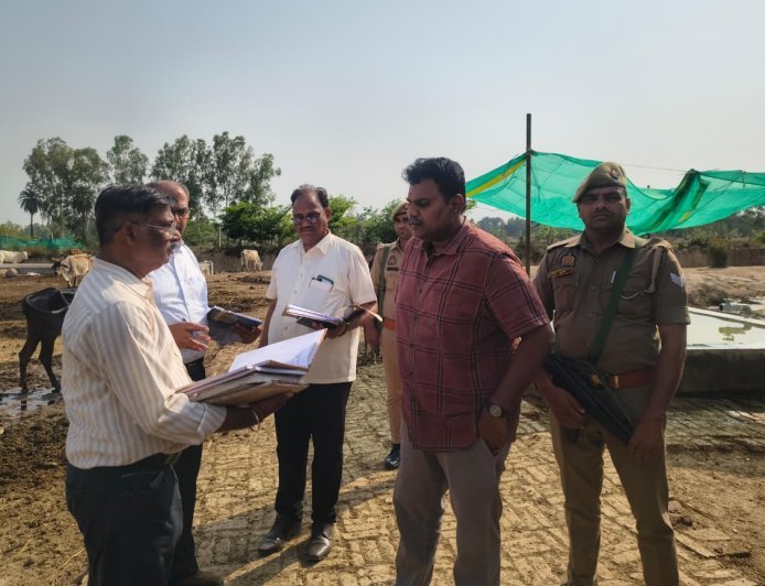 Sitapur : गौआश्रय स्थल में बदहाली देखकर बिफरे जिलाधिकारी, ग्राम विकास अधिकारी सस्पेंड और कई को नोटिस