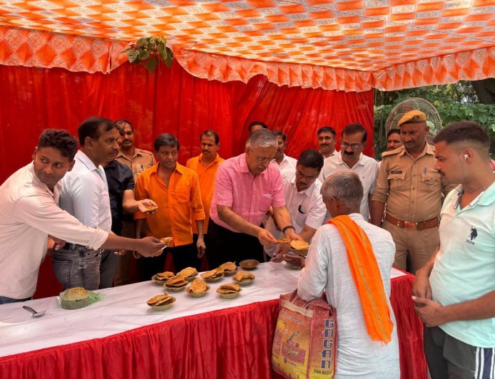 Lucknow : मुख्य सचिव आवास पर सजे भव्य भंडारे में उमड़े श्रद्धालु, प्रसाद पाकर हुए निहाल